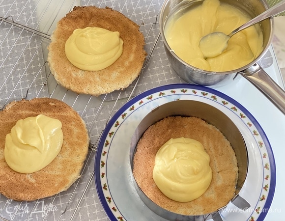 Поделить крем на 3 части и оставить немного на бока. Собрать торт (удобнее при помощи кондитерского кольца).