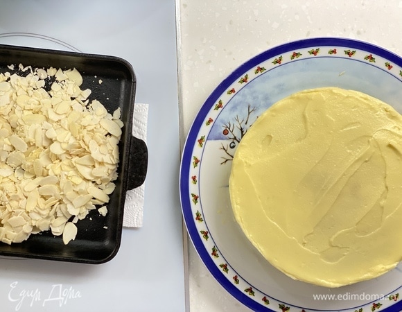 Лепестки миндаля слегка обжарить на сковороде и аккуратно обсыпать торт. Убрать в холодильник на пару часов для пропитки.