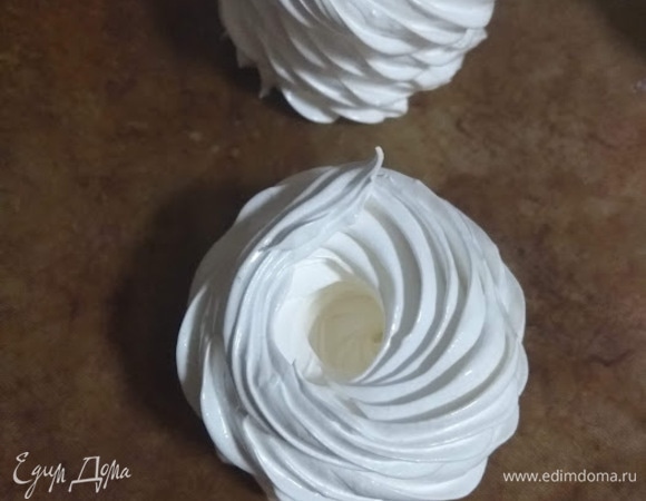 Как только сахар полностью растворится, снимаем дежу с водяной бани и начинаем взбивать меренгу до крепких пиков. Не перебейте! Если перебьете и меренга не будет блестеть, значит, она испорчена. Именно такая меренга «плачет» в духовке, то есть выделяет воду, которая густым вязким сиропом собирается под изделиями. Сироп тоже может выделяться, если не все кристаллы сахара растаяли. Взбиваем меренгу до жестких пиков, ближе к окончанию взбивания добавляем кукурузный крахмал и лимонный сок. Именно крахмал помогает сохранить нежную структуру суфле у готового изделия, потому что впитывает воду и набухает, не давая ей испариться. Отсаживаем меренгу на противень (диаметр — 5 см, в духовке она еще увеличится в размере).