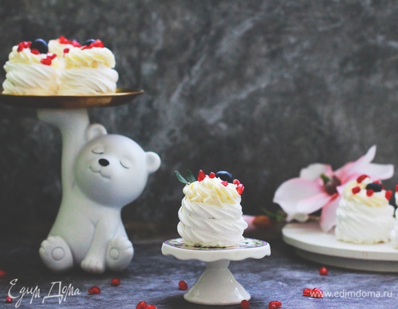 Выключаем духовку и отправляем туда противень с отсаженными «Павловыми». Готовность можно проверять уже через 1 час, я оставила до утра.