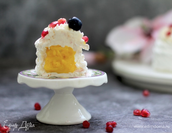 Сборка. Отсадить внутрь пирожного курд, сверху фигурной насадкой сделать шапочку и украсить ягодами.