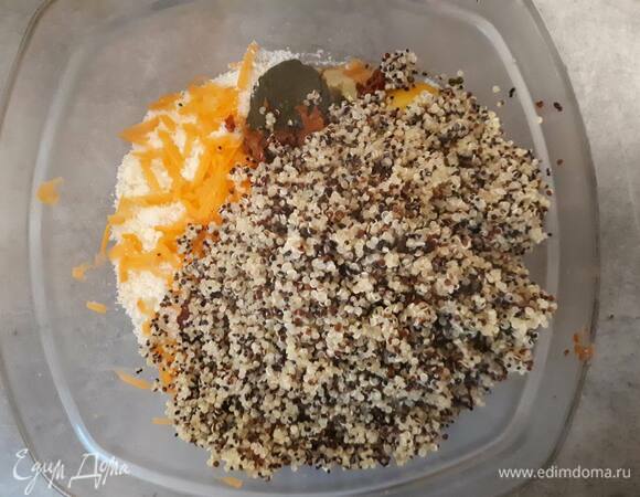 Раздавите чеснок, натрите морковь, мелко нарежьте вяленые помидоры. Смешайте с остальными ингредиентами и киноа.