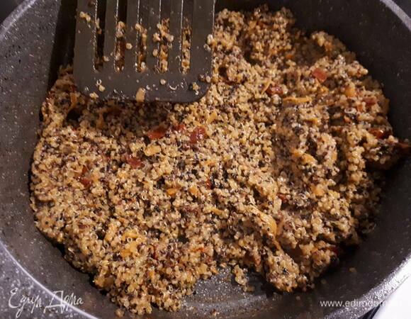 Обжаривайте на оливковом масле в течение 5–7 минут, постоянно помешивая.