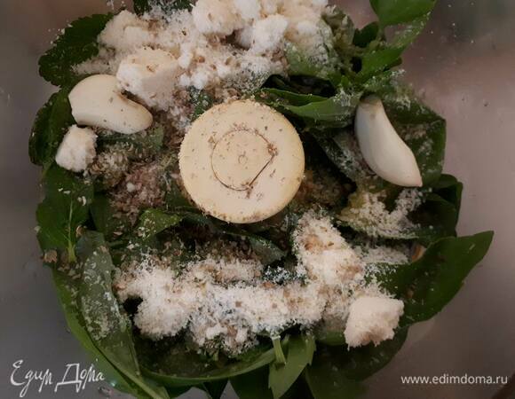 Для соуса положите все ингредиенты в комбайн и измельчите до однородного состояния. Посолите и добавьте лимонный сок по вкусу.