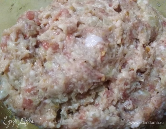 Приготовить фарш. Свинину пропустить через мясорубку с репчатым луком, чесноком, размоченным в молоке белым хлебом. Немного молока влить в фарш. Посолить. поперчить. Хорошо перемешать и выбить фарш. Поставить в холодильник на 30 минут.