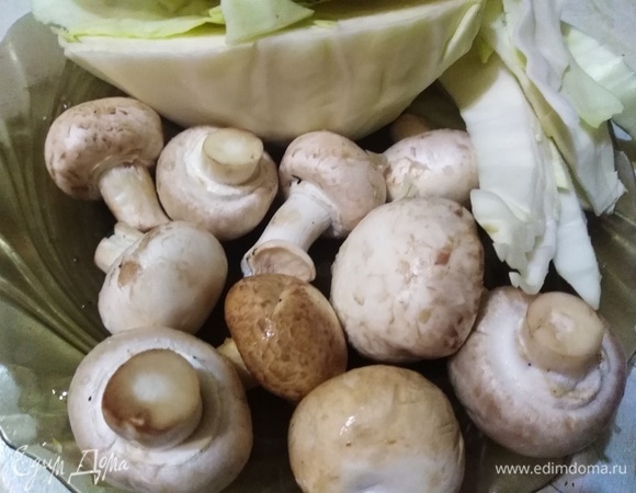 Грибы и капусту измельчить блендером по отдельности.