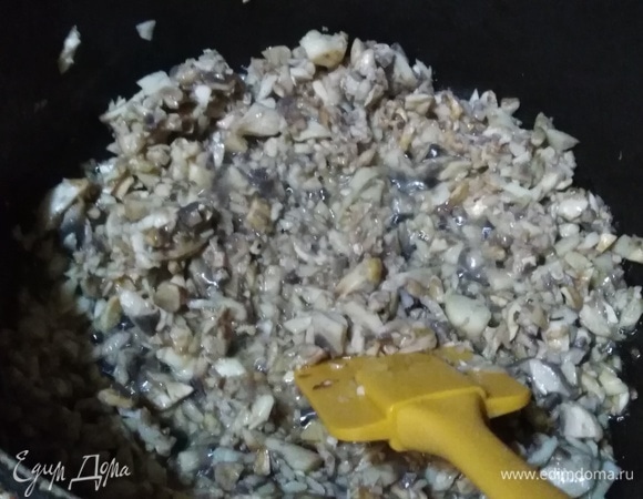 Обжарить грибы на растительном масле до изменения цвета. Подсолить.