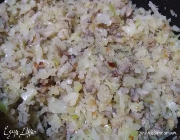 Под крышкой на сильном огне припустить до полуготовности.