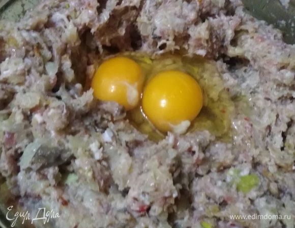 Вбить яйца. Массу хорошо перемешать. Посолить, если требуется.