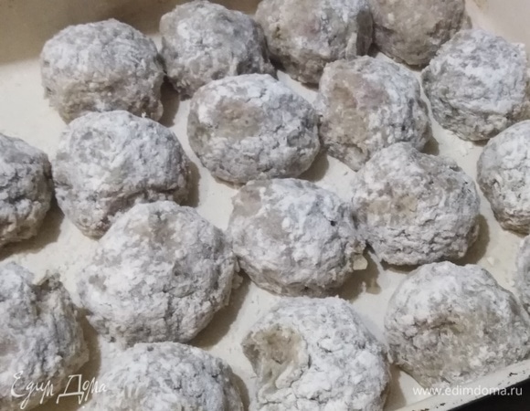 Сформировать котлеты. Обвалять в муке. Выложить в смазанную маслом форму. Поставить в разогретую до 190°C духовку на 20 минут.