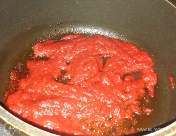 За это время сделать соус. В ложке растительного масла обжарить томатную пасту с добавлением сахара.