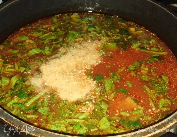 Влить воду. Довести до кипения, посолить. Добавить петрушку, сушеный чеснок, лавровый лист и душистый перец. Прокипятить в течение 2 минут.