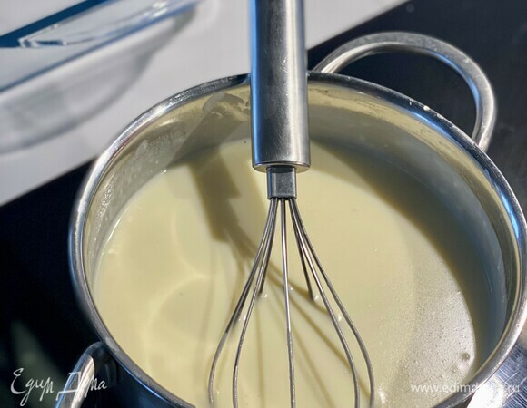 В сотейнике растворить сливочное и оливковое масла. Постепенно ввести муку, постоянно помешивая, чтобы не было комочков. Влить молоко и варить, помешивая, до консистенции нежирной сметаны.