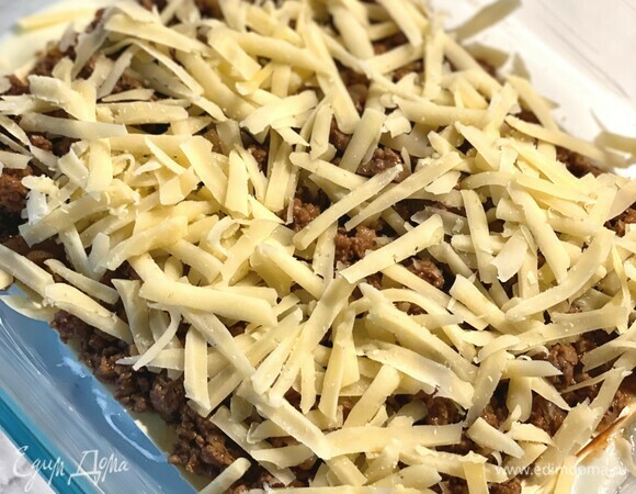 Форму смазать сливочным маслом. По дну распределить немного соуса и выложить слои: листы для лазаньи, фарш, натертый сыр и соус. Чередовать до конца начинки. Верхние листы полить соусом и посыпать сыром.