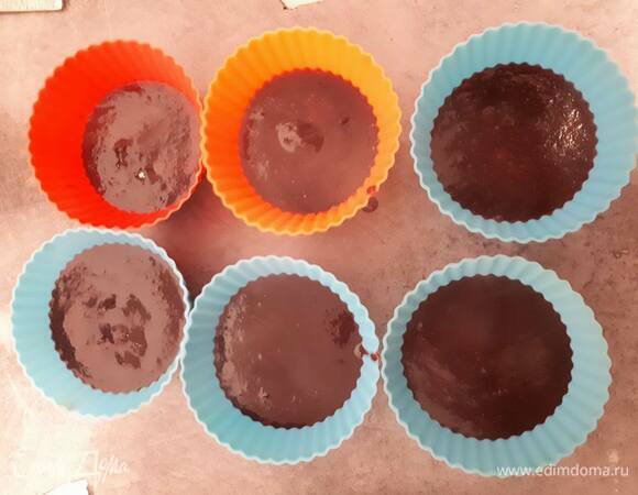 Сначала приготовим желе. Для этого замочите желатин в воде. Слегка прогрейте замороженную вишню, чтобы ее можно было пюрировать. Добавьте в пюре сахар и доведите до кипения. Затем отожмите желатин и добавьте к вишне. Хорошо размешайте, чтобы желатин растворился и разлейте по формочкам. Поставьте в морозилку.