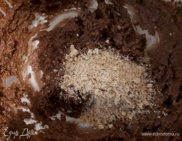 Добавьте яйцо и взбейте, затем добавьте измельченный фундук.