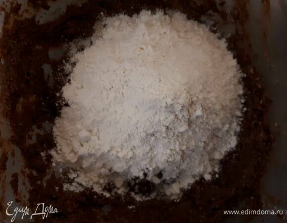 Наконец, всыпьте муку и соберите тесто в шар. Оно будет немного липким, но не нужно добавлять муки.