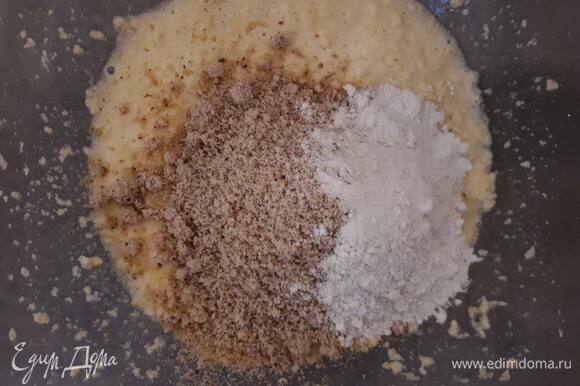 Для фундучного крема взбейте масло с сахаром. Затем добавьте измельченный фундук, муку и вишневый ликер (или сироп). Взбейте до однородной массы.