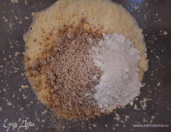 Для фундучного крема взбейте масло с сахаром. Затем добавьте измельченный фундук, муку и вишневый ликер (или сироп). Взбейте до однородной массы.