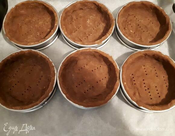 Когда тарталетки заморозятся, поставьте их в разогретую духовку (210°C) на 8 минут, затем убавьте температуру до 160°C и выпекайте еще 5 минут.