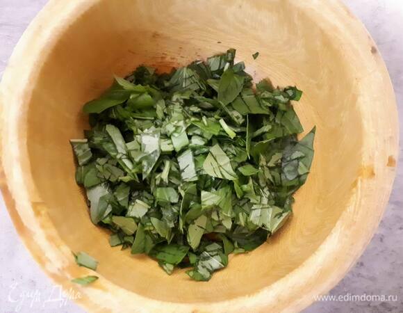 Для песто нарежьте листья базилика. Должно получиться примерно 4–5 ст. л.