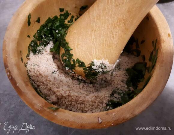 Разотрите базилик с измельченным фундуком в ступке. Затем добавьте остальные ингредиенты и перемешайте.