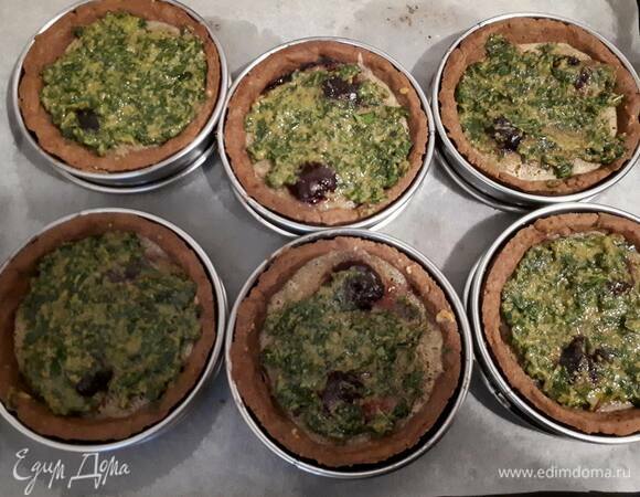 Выложите песто тонким слоем на тарталетки. Оставьте в холодильнике до завтра.