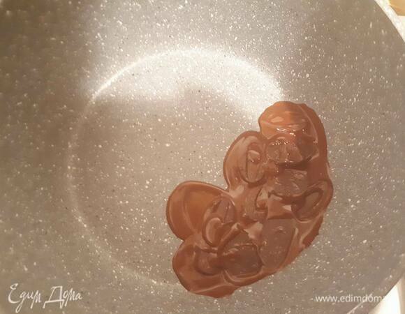 Для ганаша растопите шоколад на водяной бане (я взяла 66% какао).