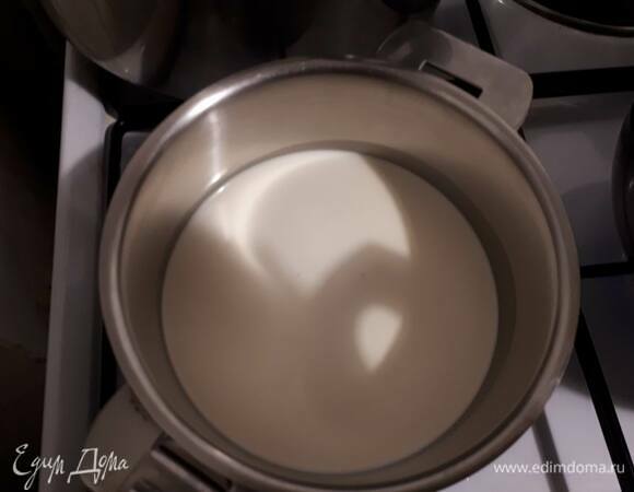 Подогрейте сливки, но не доводите до кипения. В разогретые сливки добавьте предварительно отжатый желатин и размешайте.