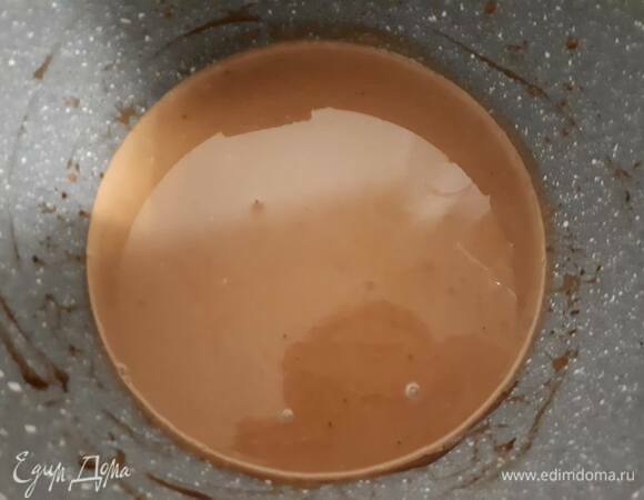 Затем влейте сливки в шоколад по частям (обычно вливают 3 раза). После каждого добавления сливок перемешайте до однородного состояния. Накройте пищевой пленкой в контакт и уберите в холодильник до завтра.