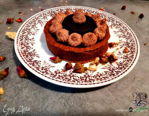 Выложите желе в центр тарталеток и украсьте ганашем по бортикам.