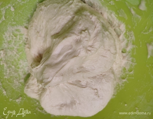 Для теста смешать воду и муку и оставить на 30 минут. После этого добавить всю опару, соль и сахар. Замесить однородное эластичное тесто. Лучше всего это делать с помощью миксера. Тесто будет липким, но муку не стоит добавлять. Оставить на 2 часа. За это время нужно 2 раза обмять тесто.