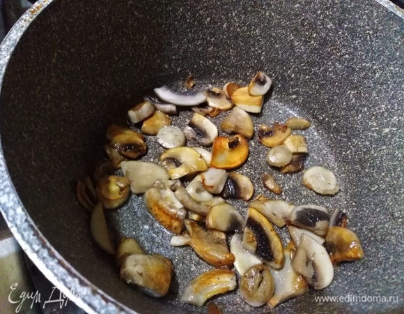 Шампиньоны нарезать, обжарить на растительном масле до золотистого цвета, подсолив.