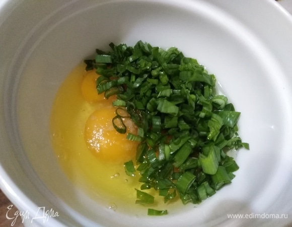 Посолить, добавить зеленый лук. Взболтать до однородности вилкой.