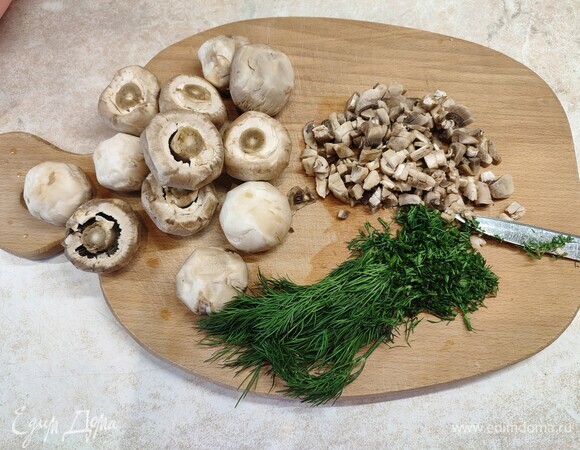 Шампиньоны и укроп мелко нарезать.