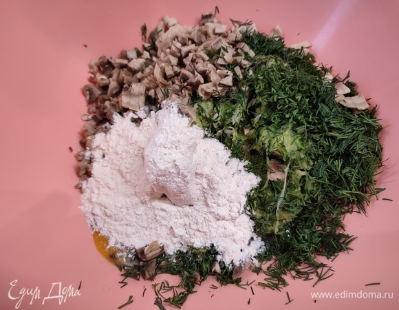 Кабачок натереть на крупной терке, отжать. К нему добавить муку, яйцо, шампиньоны и укроп. Перемешать до однородности. Посолить по вкусу. Можно добавить любимых специй.