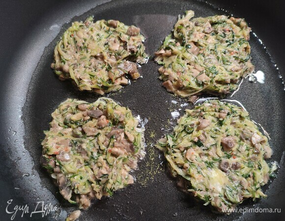 Жарить на медленном огне с каждой стороны примерно по 3 минуты.