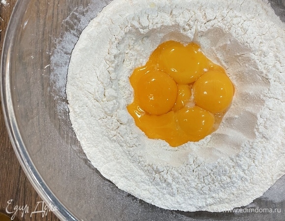 Муку просеять, чуть посолить, сделать в центре ямку, влить в нее 6 желтков, замесить тесто.