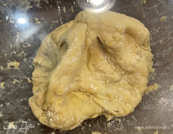 Добавить воду, молоко. Тесто должно получиться достаточно липким. При нажатии оно должно возвращаться в прежнюю форму. Накрыть тесто пищевой пленкой и поставить в холод на 1–1,5 часа.