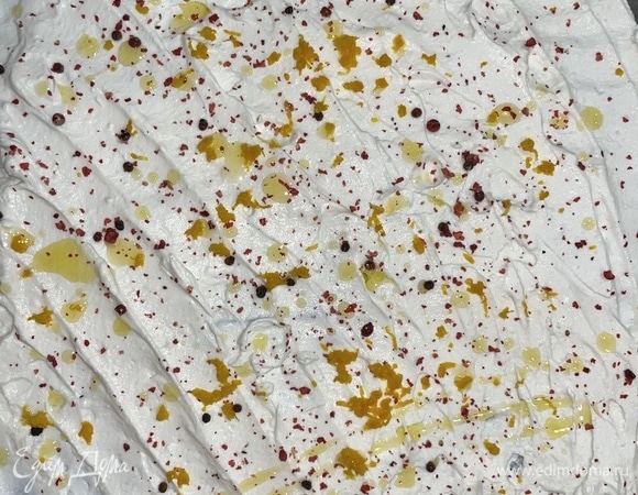 Пока тесто охлаждается, займемся начинкой. Выкладываем на противень (на силиконовый коврик для выпечки) рикотту слоем примерно в 1–2 см. Меньше — сгорит. Посыпаем ее цедрой лимона, перцем, солью, сбрызгиваем оливковым маслом. Ставим в духовку, разогретую до 190°C, примерно на полчаса. Внимательно следим, чтобы сыр не сгорел. По готовности достаем. Пока рикотта остывает, приготовим шпинат. Слить воду, отжать излишки воды. Далее смешиваем в блендере рикотту со шпинатом, можно добавить пармезан. Солим и перчим по вкусу.