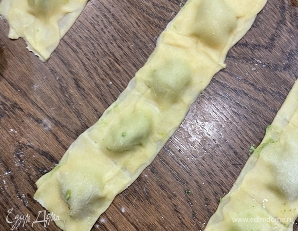 Если у вас получилось так, то вы сделали все правильно. Квадратики до конца разрезаем, и готово! Теперь повторяем эти действия, пока не закончится тесто.