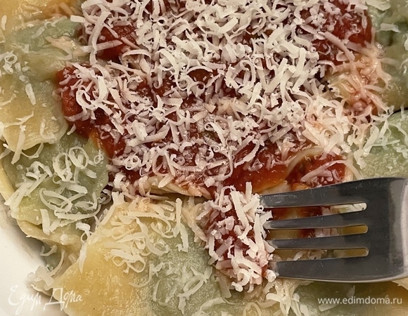 Варить равиоли 3–5 минут. Подавать с томатным соусом и пармезаном. Приятного аппетита!