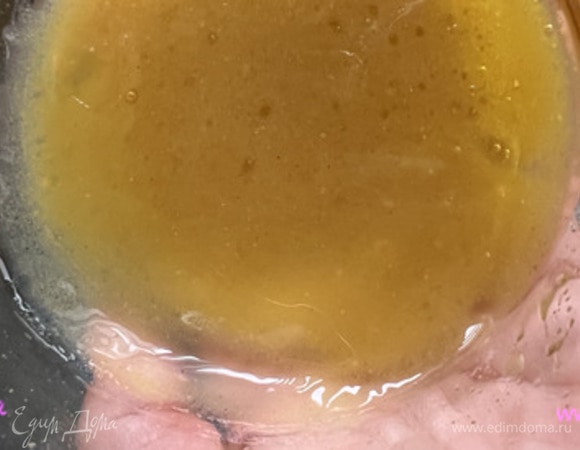 Заправку делаем в отдельном контейнере. Мелко порубить чеснок или лучше пропустить через пресс, добавить все ингредиенты для соуса. Оставить заправку на 10 минут, чтобы ароматы подружились.