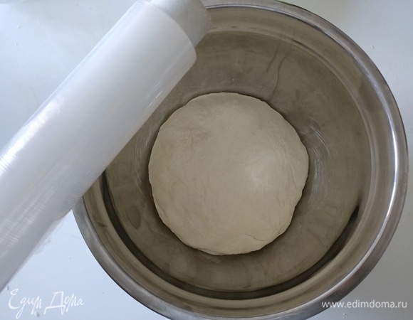 Выложить тесто в глубокую миску. Накрыть пищевой пленкой и поставить в теплое место на 2–3 часа.