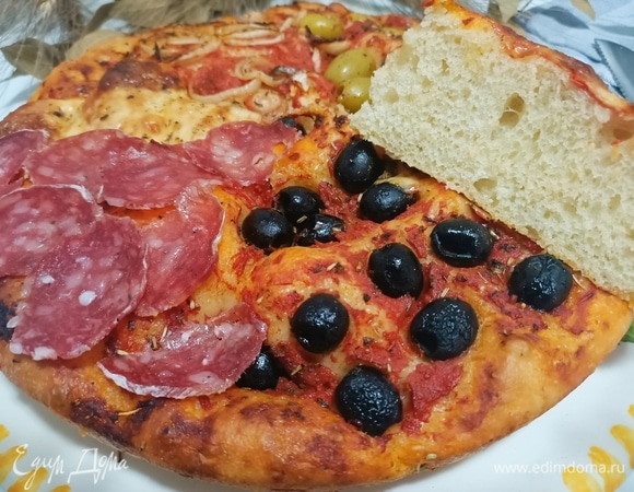 Выпекать фокаччу в предварительно разогретой духовке при температуре 190°C в течение 30–40 минут. Приятного аппетита!