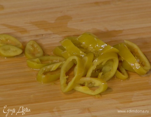 Маринованный перец чили нарезать тонкими кольцами.