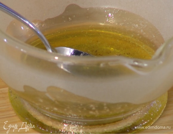 Приготовить заправку: зерна кардамона измельчить в ступке, влить оливковое масло и 1 ст. ложку уксуса, в котором мариновался лук, добавить нарезанный перец чили, все посолить, поперчить и перемешать.