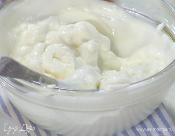 Козий сыр перемешать с йогуртом и выложить слоем на дно широкой тарелки.