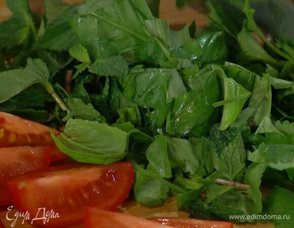 Кинзу, базилик и мяту мелко порубить.