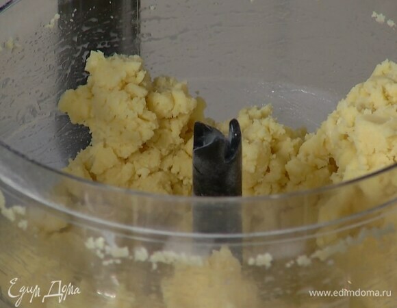 Приготовить тесто: предварительно охлажденное сливочное масло нарезать небольшими кубиками и выложить в чашу блендера, добавить муку, два яичных желтка, соль и измельчить все в крошку. Не выключая блендера, влить 2 ст. ложки ледяной воды и взбить еще немного.